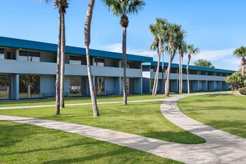 Hotel Exterior 33 of 35