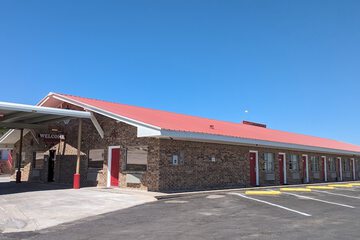 Hillcrest Inn & Suites