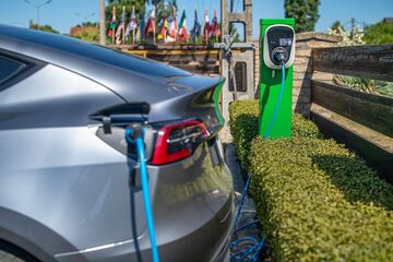 Electric vehicle charging station