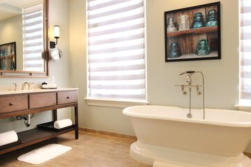 Deep soaking bathtub