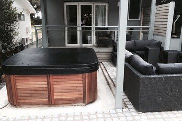 Outdoor spa tub