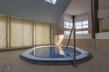 Indoor spa tub