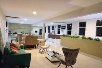 Lobby lounge