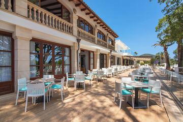 Swim-up bar