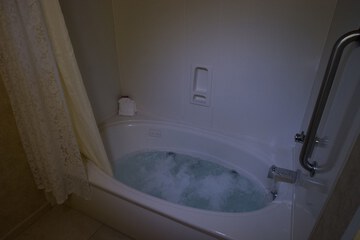 Deep soaking bathtub