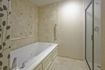 Deep soaking bathtub