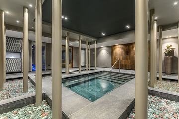 Indoor spa tub