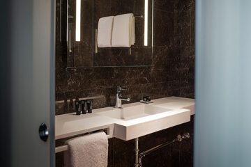 Bathroom sink