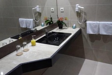 Bathroom sink