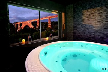 Indoor spa tub