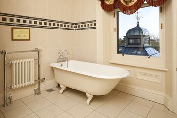 Deep soaking bathtub