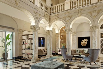 Lobby lounge