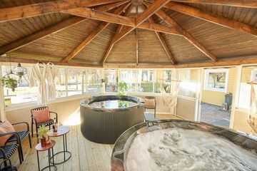 Indoor/outdoor pool