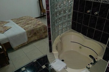 Deep soaking bathtub