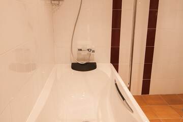 Deep soaking bathtub