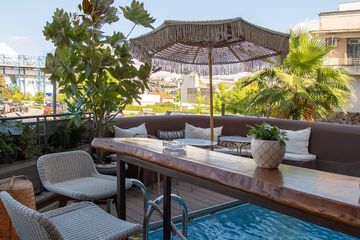 Poolside bar