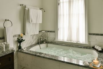 Deep soaking bathtub