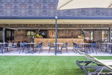 Swim-up bar