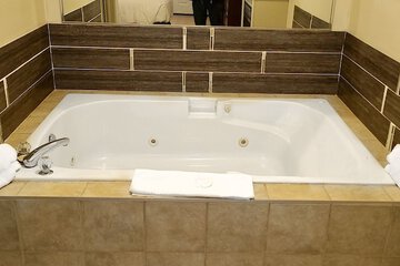 Jetted tub