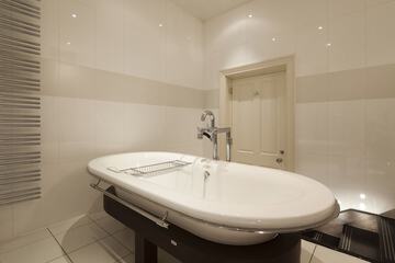 Deep soaking bathtub