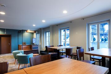 Lobby lounge