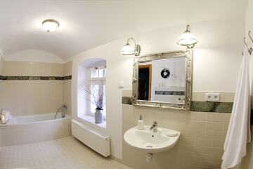 Deep soaking bathtub