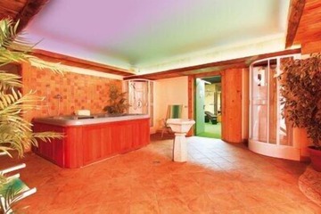 Indoor spa tub