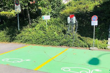 Electric vehicle charging station