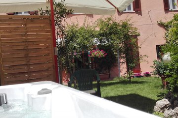 Outdoor spa tub