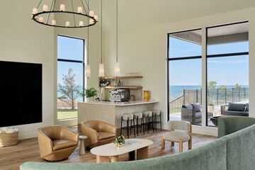 Lobby lounge