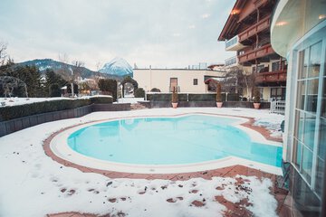 Indoor/outdoor pool