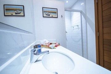 Bathroom sink