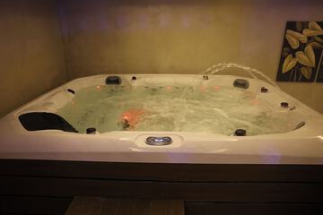 Indoor spa tub