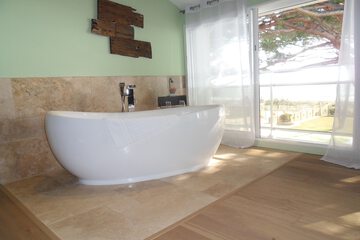 Deep soaking bathtub