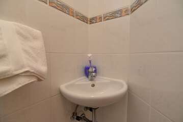 Bathroom sink
