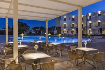 Poolside bar