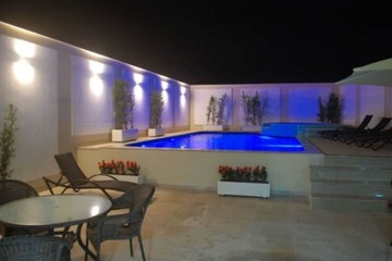 Indoor/outdoor pool