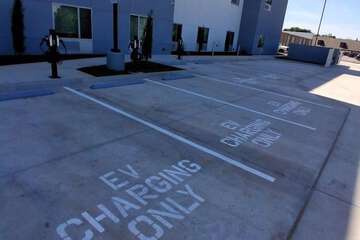 Electric vehicle charging station