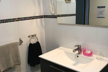 Bathroom sink