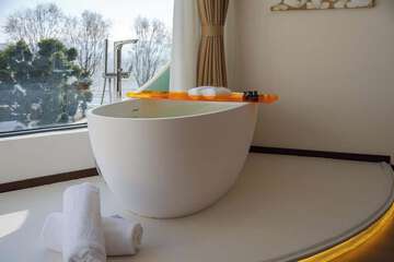 Deep soaking bathtub
