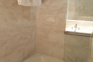 Deep soaking bathtub