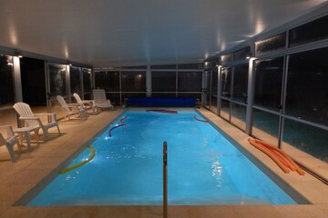 Indoor/outdoor pool