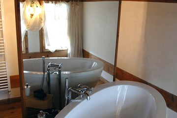 Deep soaking bathtub