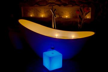 Deep soaking bathtub