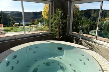 Indoor spa tub