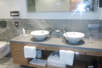 Bathroom sink