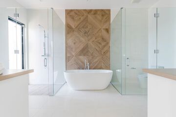 Deep soaking bathtub