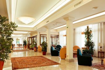 Lobby lounge