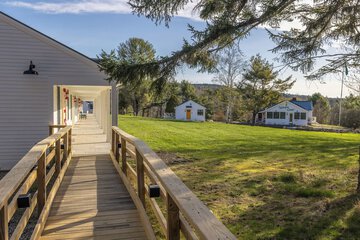 Handrails in hallways