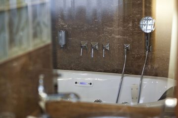 Deep soaking bathtub